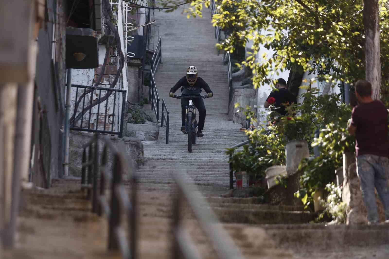 BURSA'DA DOWNHİLL SPORCUSU 225 BASAMAKLI MERDİVENDEN BİSİKLETLE İNİŞİYLE YÜREKLERİ AĞZA