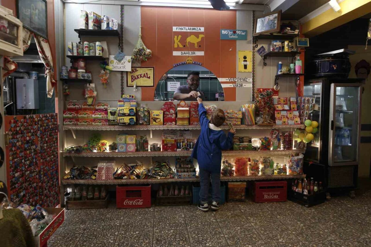 BURSA’DA 90’LAR RUHUNU YAKALAMAK İSTEYEN BAYRAM ÖZDOĞAN 90’LAR KONSEPTİ BİR