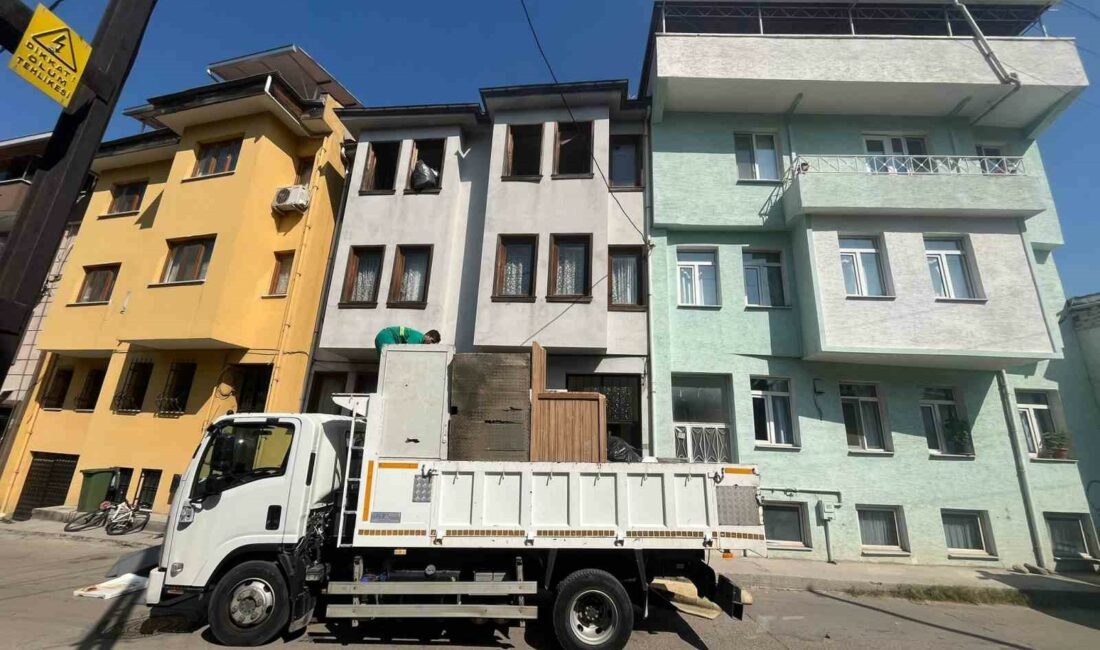 Bursa’da bir apartmandan 5 kamyon çöp çıktı BURSA'DA ÇEVREYE YAYDIĞI KÖTÜ KOKU SEBEBİYLE MAHALLELİYİ CANINDAN BEZDİREN EVDEN