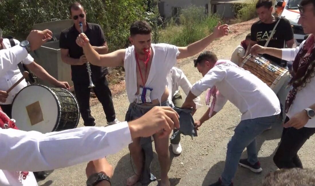 Bursa’da bir acayip damat eğlencesi BURSA'NIN MUDANYA İLÇESİNDEKİ İPEK YAYLA MAHALLESİNDE ÇİFTÇİLİKLE UĞRAŞAN RAİF DURHAN