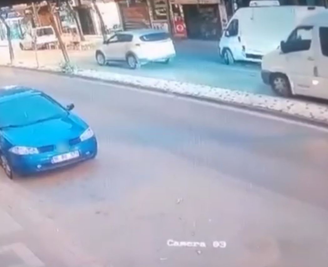 PARK HALİNDEKİ ARACA ÇARPTI, HİÇBİR ŞEY OLAMAMIŞ GİBİ BÖYLE KAÇTI