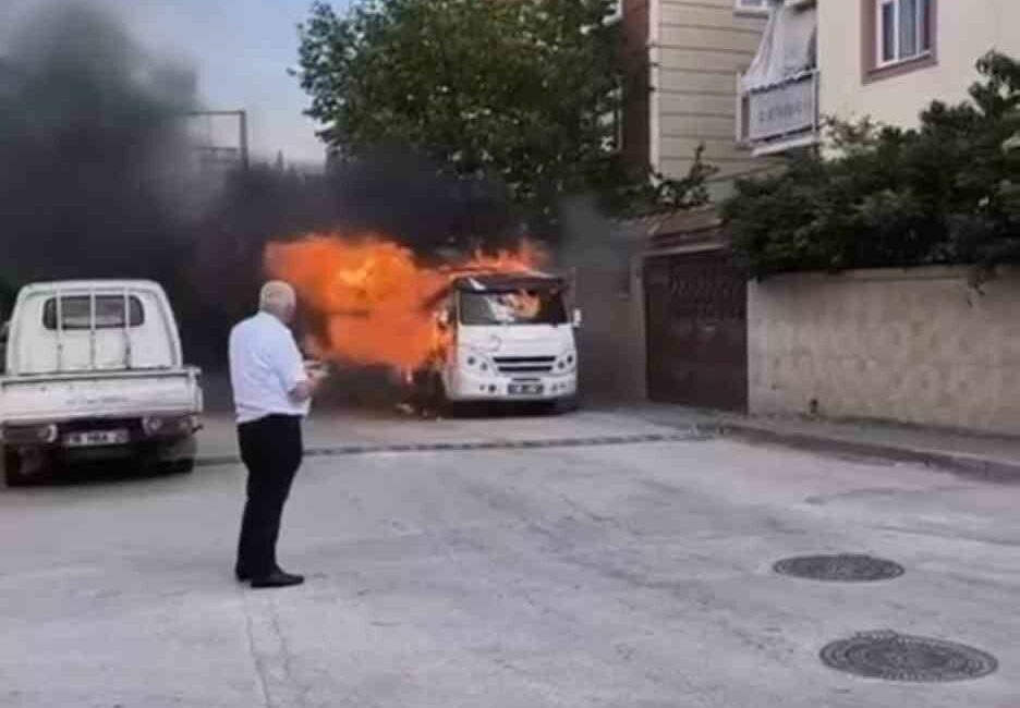 Park halindeki minibüs alev alev yandı BURSA'DA PARK HALİNDE OLAN MİNİBÜS HENÜZ BİLİNMEYEN BİR SEBEPTEN ALEV