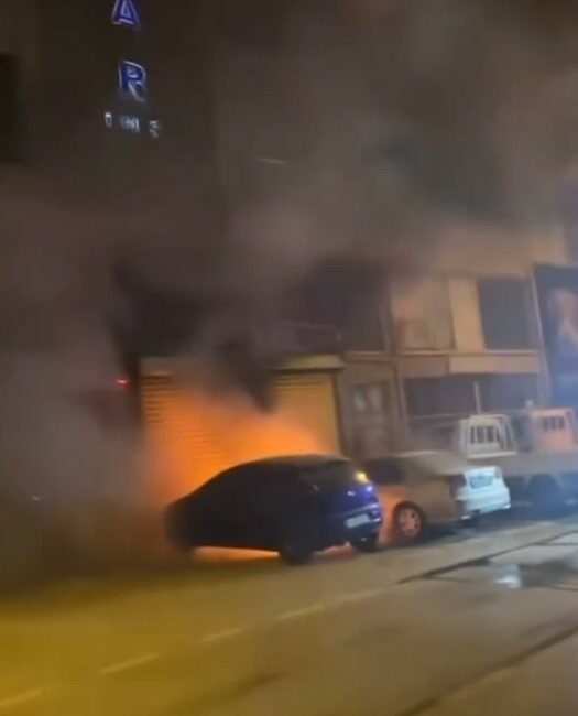 Park halindeki otomobil alevlere teslim oldu PARK HALİNDEKİ OTOMOBİL ALEVLERE TESLİM OLDU