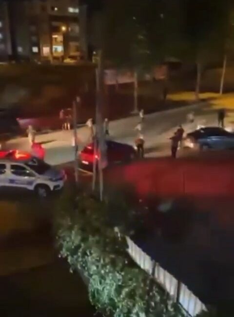 Park kavgasında ortalık savaş alanına döndü BURSA'DA KOMŞULARIN PARK TARTIŞMASINDAN KAYNAKLI ÇIKAN KAVGADA ORTALIK SAVAŞ ALANINA