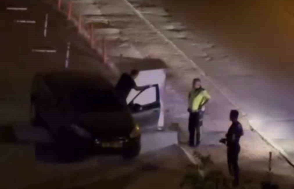 Pilot oldu ama, uçamayıp duvarda asılı kaldı BURSA'DA TRAJİKOMİK OLAY..ALKOLLÜ SÜRÜCÜ OTOMOBİLİYLE ASILI KALDI, KENDİNİ TRAFİKTE ZANNETTİ