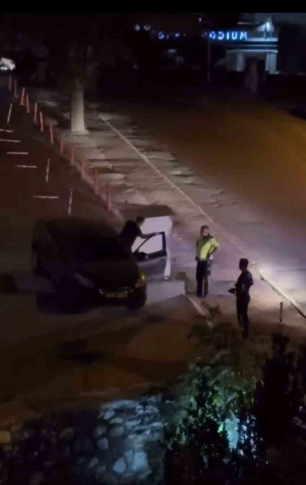 BURSA'DA TRAJİKOMİK OLAY..ALKOLLÜ SÜRÜCÜ OTOMOBİLİYLE ASILI KALDI, KENDİNİ TRAFİKTE ZANNETTİ