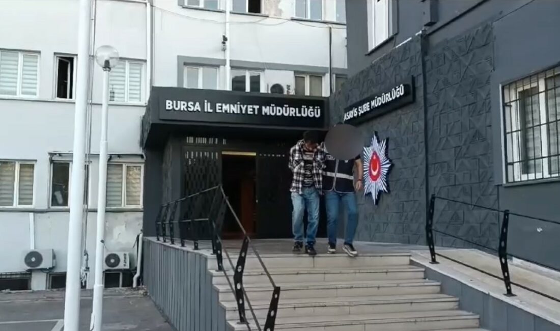 Polis tamirci kılığına girdi, 24 yıl hapisle aranan şüpheliyi yakaladı POLİS TAMİRCİ KILIĞINA GİRDİ, ARACIN TURBOSUNU YAPTIRMAYA GELEN VE 24