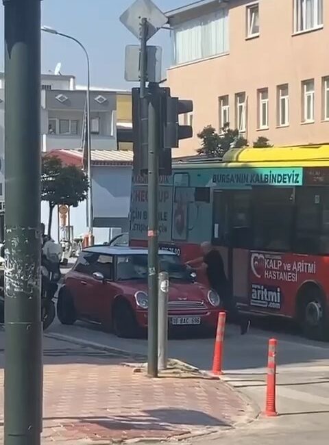 Polislerin ceza yazmasına sinirlendi, aracını parçaladı BURSA'DA POLİSLERİN KENDİSİNE CEZA YAZMASINA SİNİRLENEN ŞAHIS, ARACINI PARÇALADI.