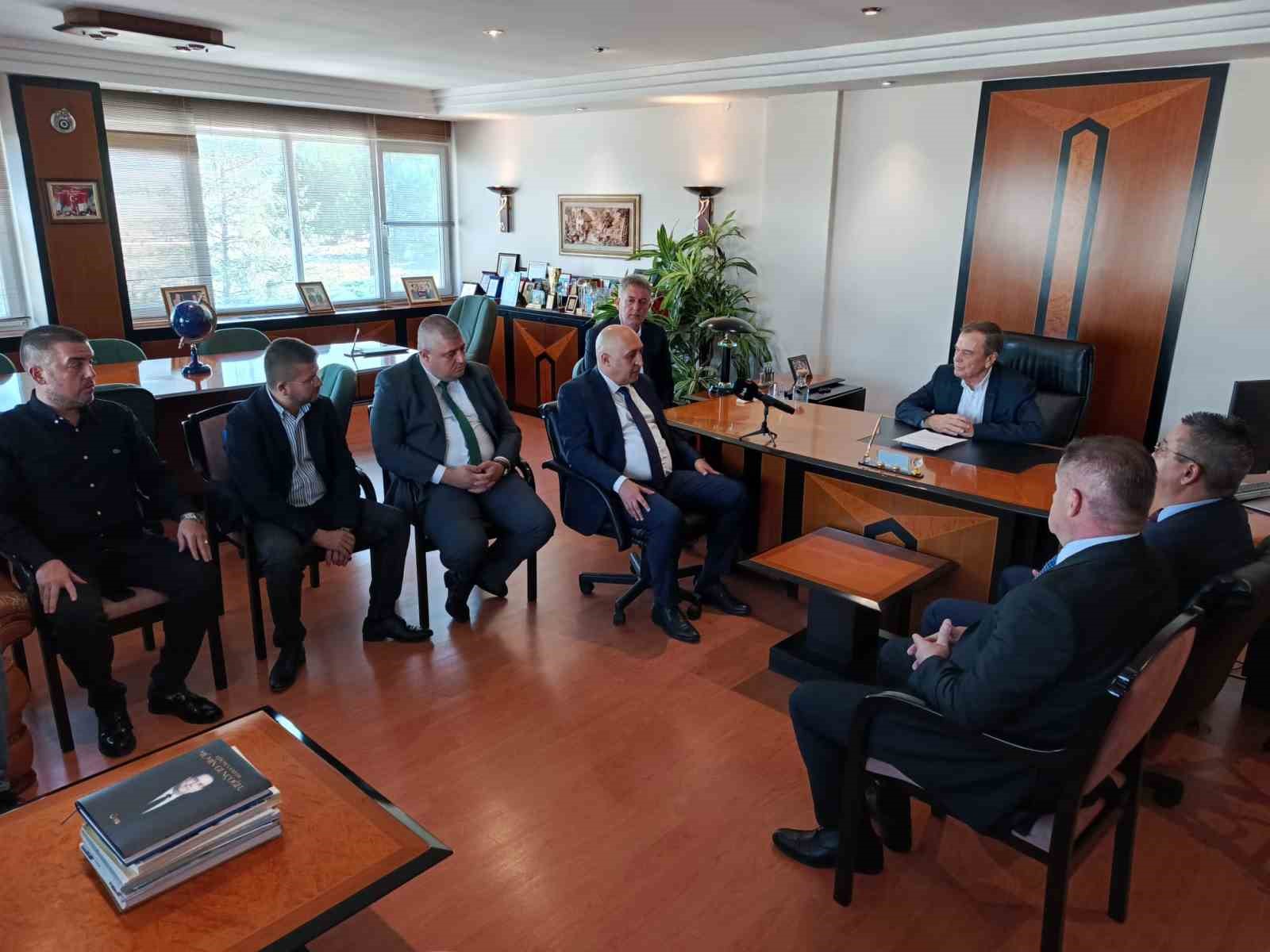 BALKAN RUMELİ GÖÇMENLERİ KONFEDERASYONU ONURSAL BAŞKANI TURHAN GENÇOĞLU, HÖH HEYETİNİ