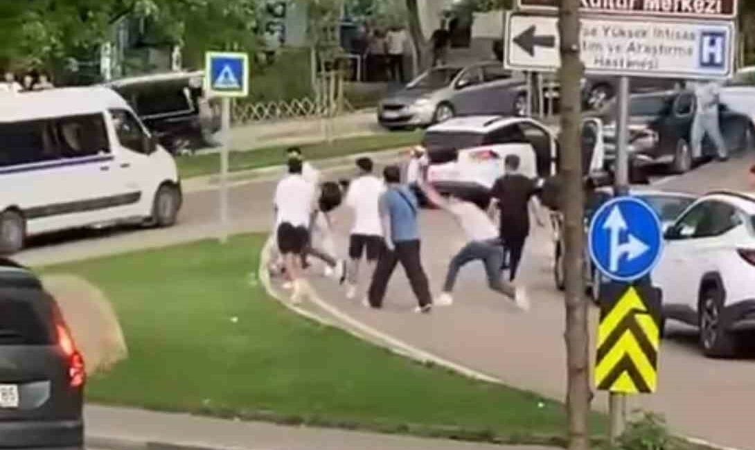 Bursa’da sandalyeler, tekmeler havada uçuştu BURSA'DA ARALARINDA HUSUMET BULUNAN İKİ GRUBUN KAVGASI ORTALIĞI SAVAŞ ALANINA