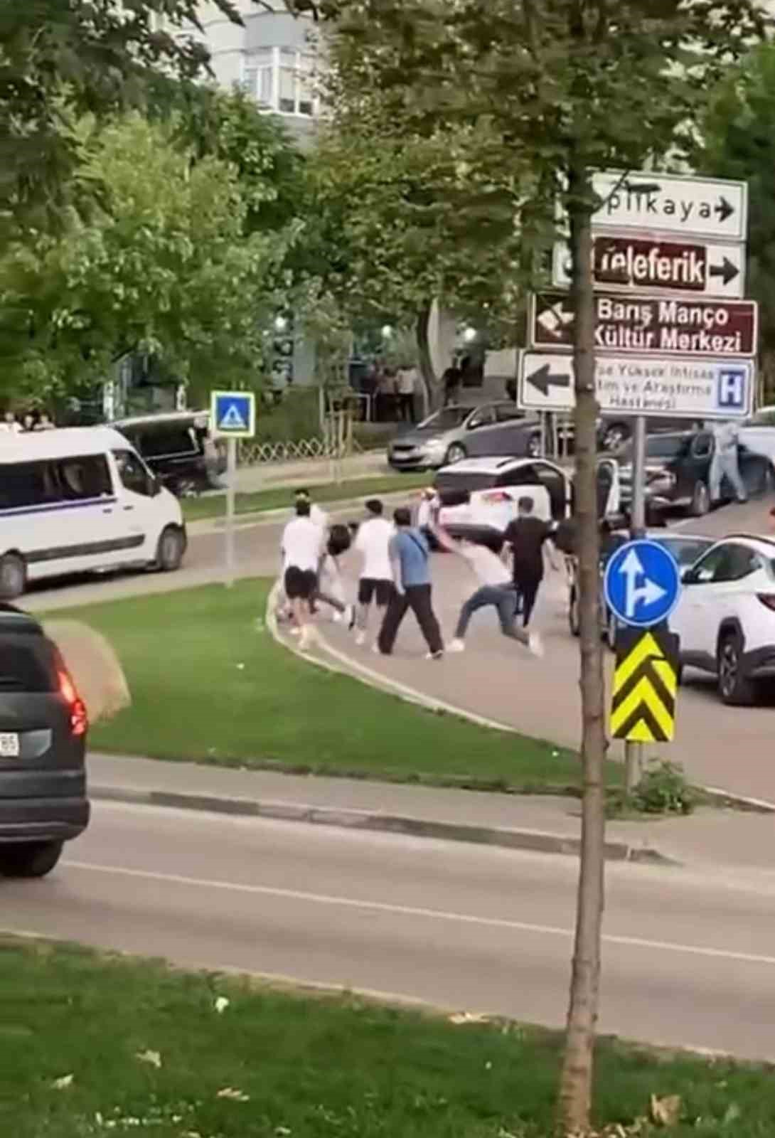 BURSA'DA ARALARINDA HUSUMET BULUNAN İKİ GRUBUN KAVGASI ORTALIĞI SAVAŞ ALANINA