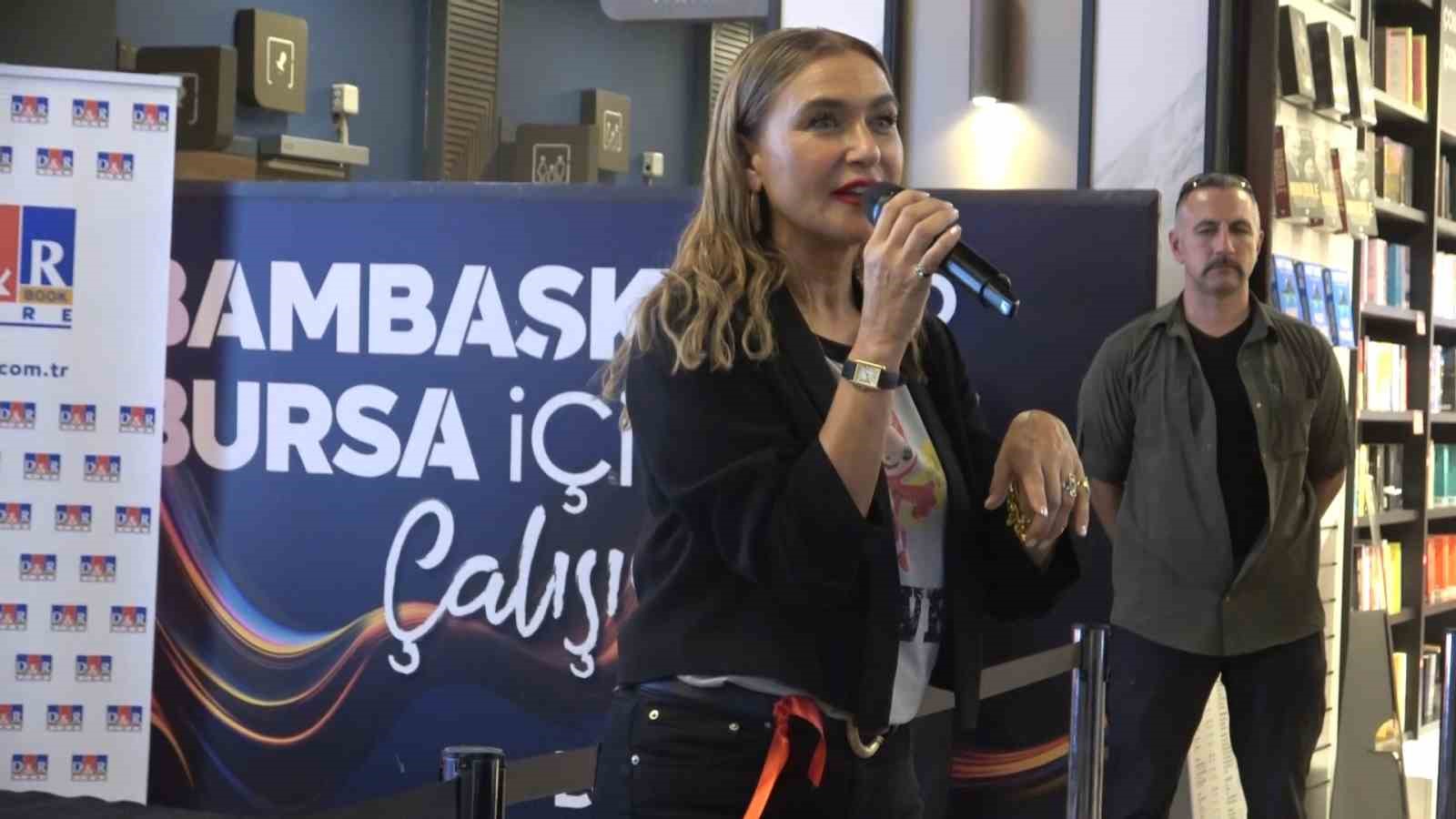 SANATÇI ŞEVVAL SAM, YENİ PLAĞININ TANITIMI VE D&R CAFE ŞUBESİNİN