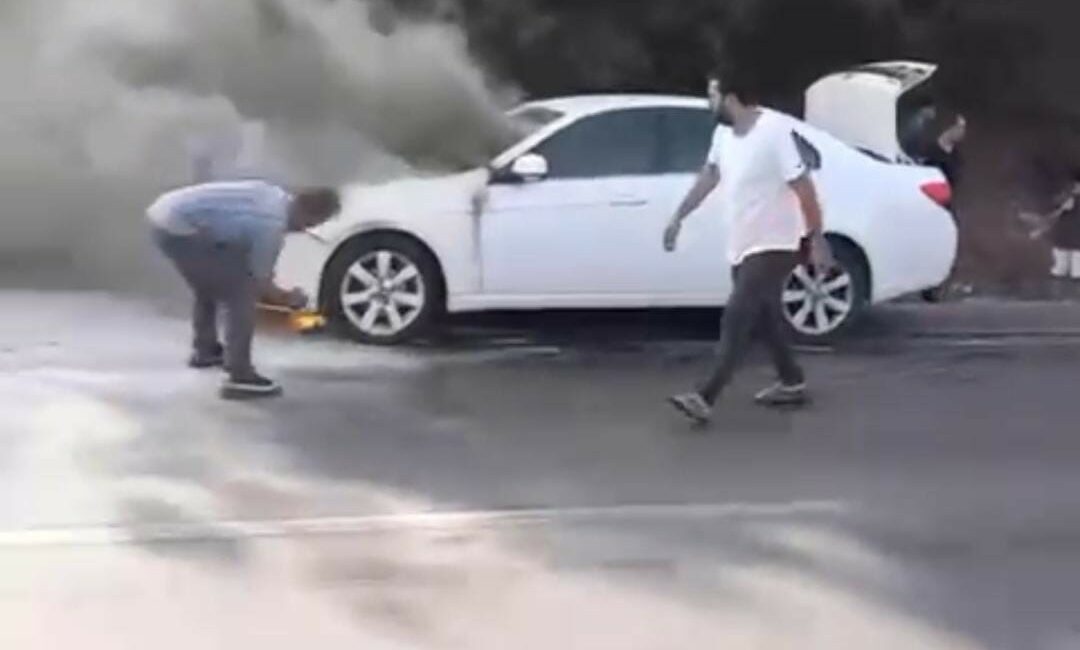 Seyir halindeki aracın motoru alev aldı BURSA'DA SEYİR HALİNDEKİ OTOMOBİL ARIZA YAPINCA MOTOR KISMI ALEV ALEV
