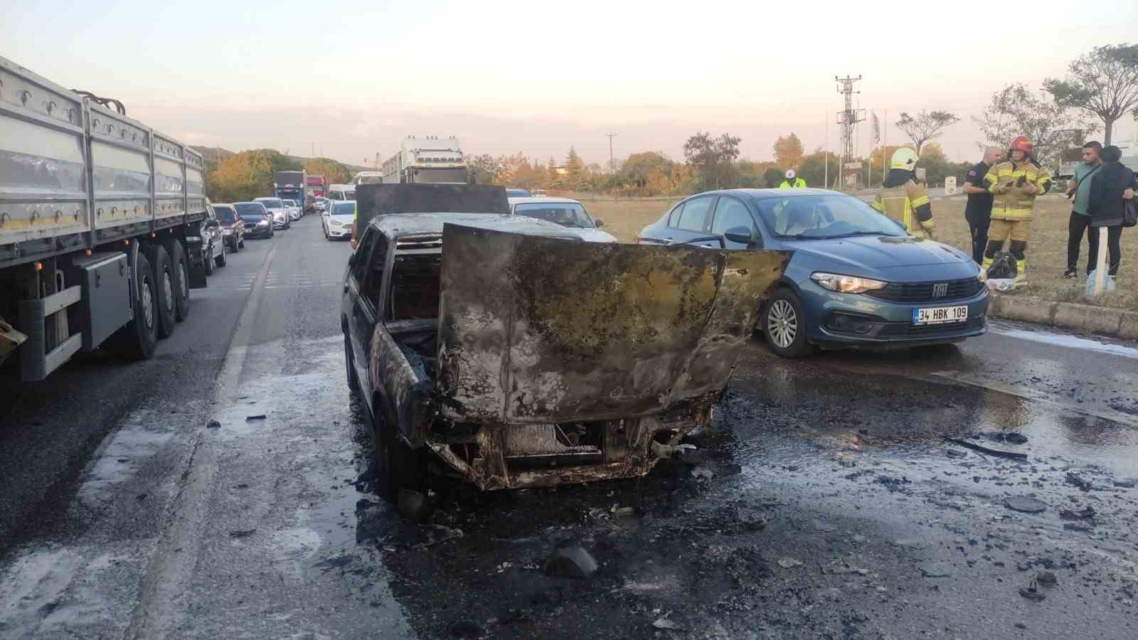 BURSA’NIN ORHANGAZİ İLÇESİNDE BURSA-YALOVA KARAYOLU ÜZERİNDE BİR OTOMOBİL SEYİR HALİNDEYKEN