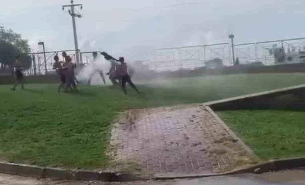 Sıcaktan bunalan çocuklar çareyi sulama aracında buldu SICAKTAN BUNALAN ÇOCUKLAR ÇAREYİ SULAMA ARACINDA BULDU