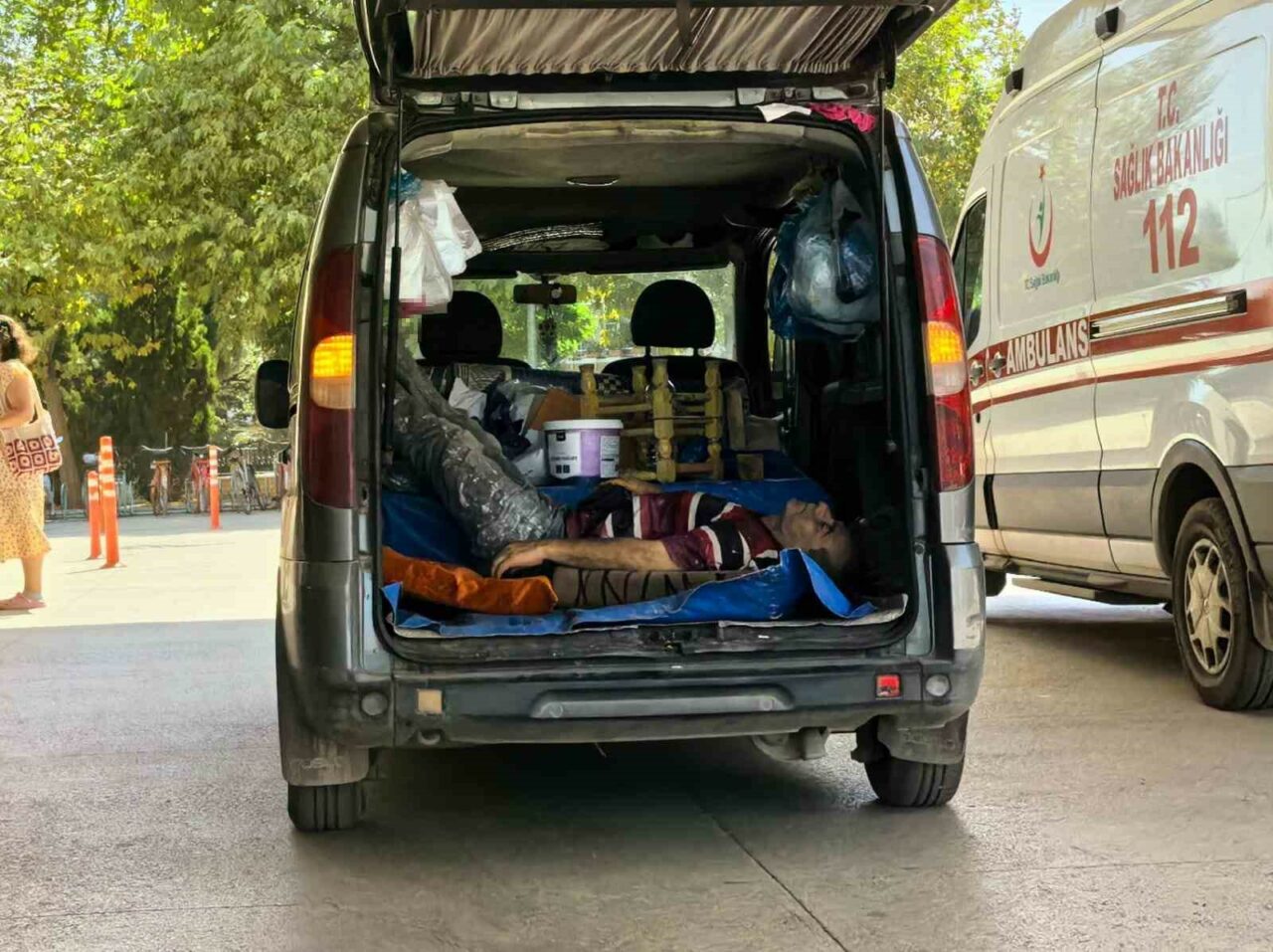 BURSA'NIN İNEGÖL İLÇESİNDE EVİNİN BAHÇESİNDE SPİRALLE AHŞAP KESTİĞİ SIRADA YANLIŞLIKLA