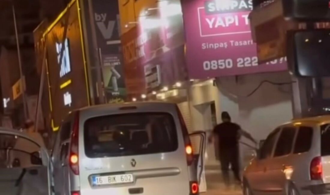 BURSA’DA 2 SÜRÜCÜ ARASINDA ÇIKAN KAVGA AMATÖR KAMERAYA YANSIDI.