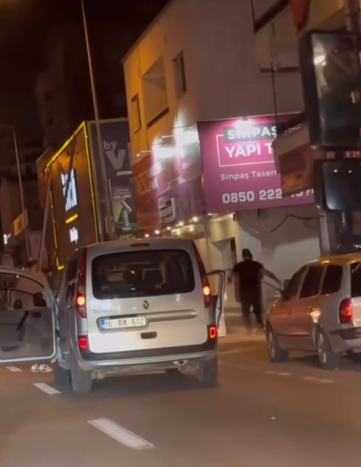 BURSA’DA 2 SÜRÜCÜ ARASINDA ÇIKAN KAVGA AMATÖR KAMERAYA YANSIDI.