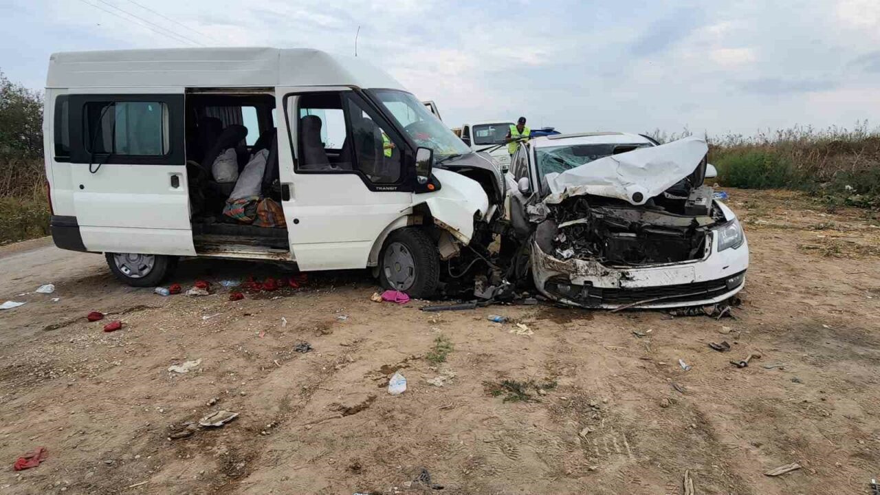 BURSA'NIN MUSTAFAKEMALPAŞA İLÇESİNDE TARIM İŞÇİLERİNİ TAŞIYAN TİCARİ ARAÇ İLE OTOMOBİL