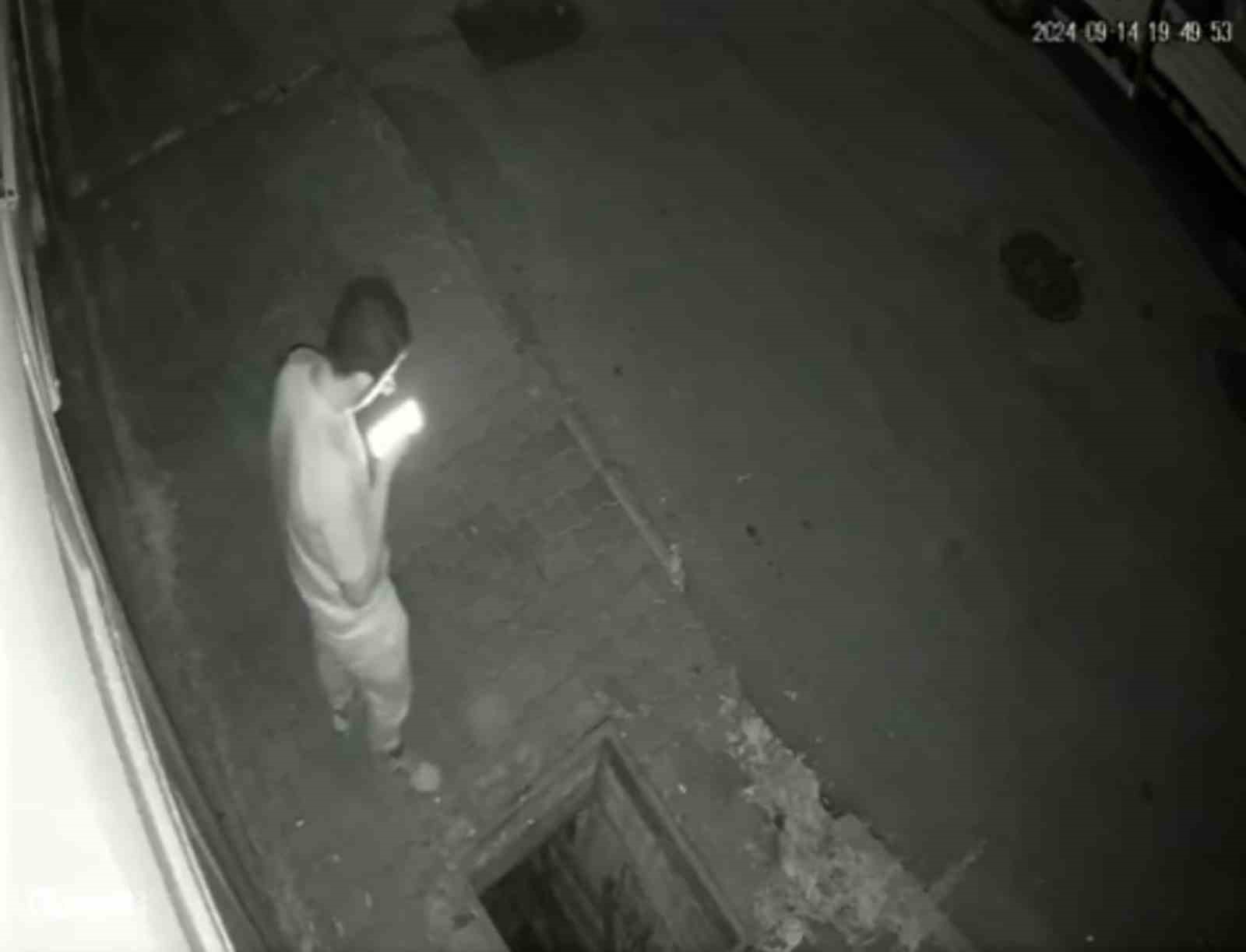 BURSA'DA BİR SİTENİN ÖNÜNDE CEP TELEFONUNA BAKARAK YÜRÜYEN GENÇ, KAPAĞI