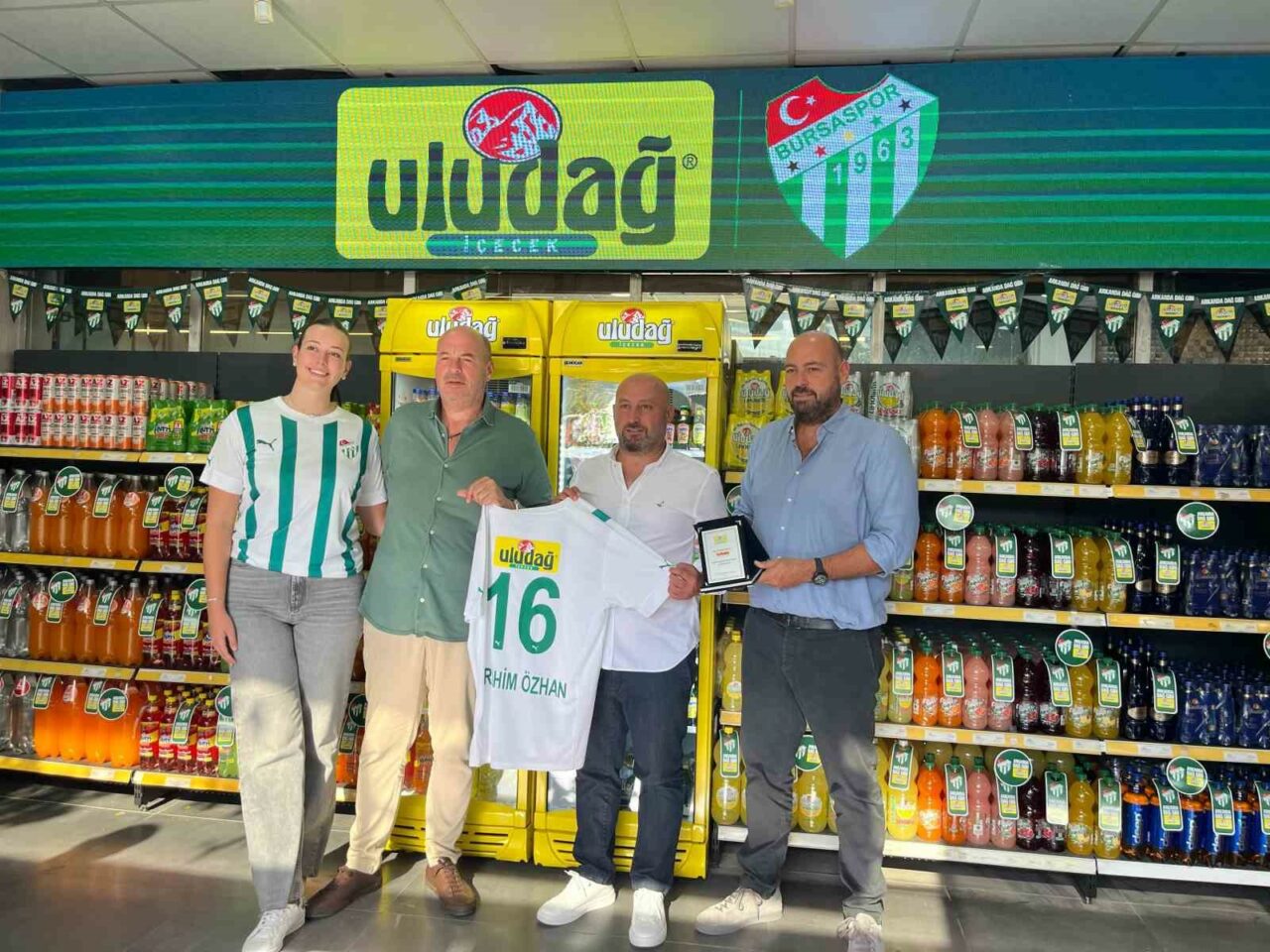 Uludağ Sokağı, Bursa’nın zincir marketlerinde BURSA'NIN ZİNCİR MARKETLERİNDEN OLAN SEYHANLAR GROSS 16 VE ÖZHAN MARKETLERİNDE