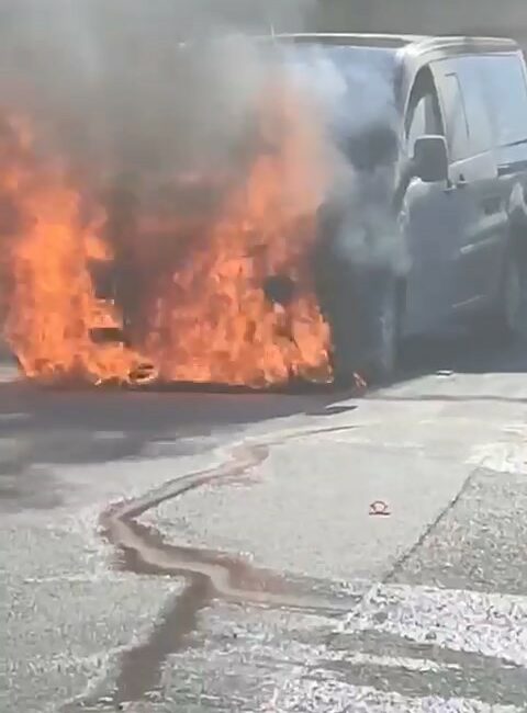 VIP minibüs cayır cayır yandı BURSA'DA YOLUN ORTASINDA ALEVLERE TESLİM OLAN VIP MİNİBÜS, CAYIR CAYIR