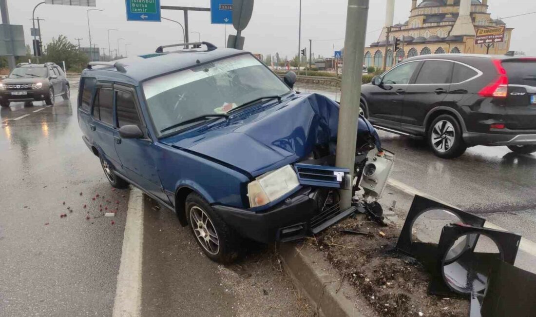 Yağmurlu yolda duramadı BURSA’NIN ORHANGAZİ İLÇESİNDE İZNİK YOLU OTOBAN KAVŞAĞINDA YAĞMUR SEBEBİYLE KAYGANLAŞAN