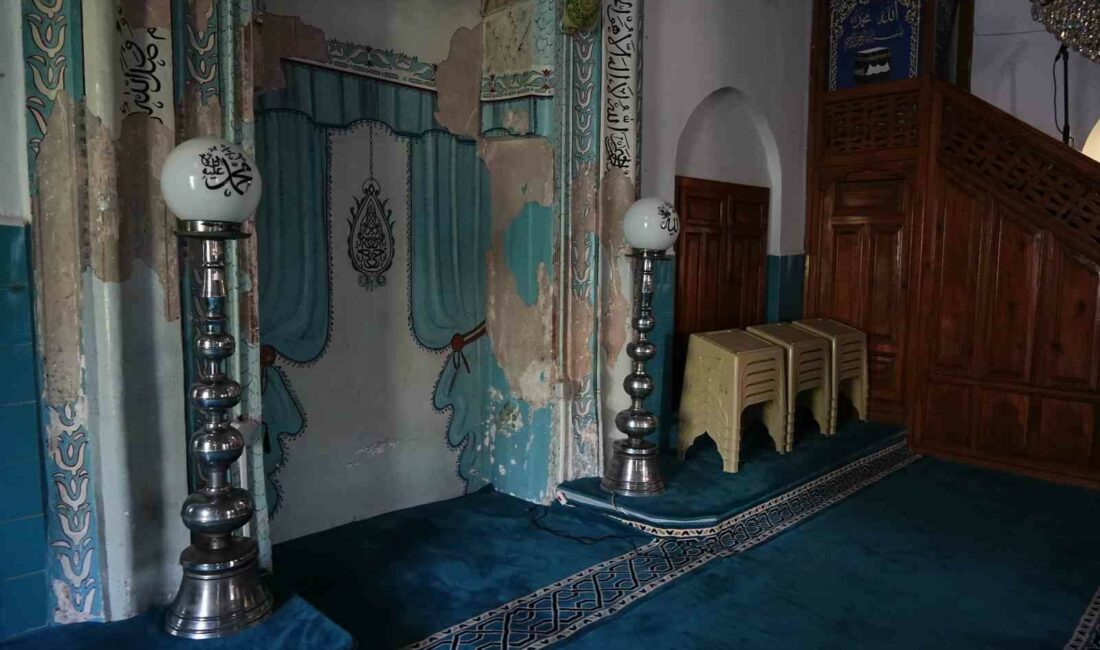 Yeni Bezzaz Camii’nin mihrabı dökülüyor FATİH SULTAN MEHMET HAN ZAMANINDA YAPILAN VE ZAMAN İÇERİSİNDE DUVARLARI