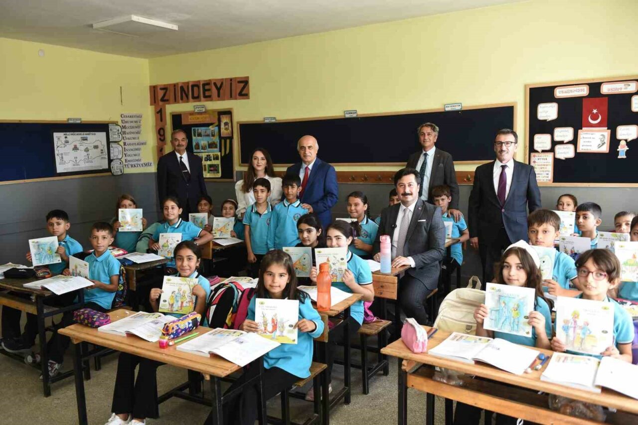 YENİŞEHİR’DE OKULA BAŞLAYAN ÇOCUKLARI YENİŞEHİR KAYMAKAMI OSMAN ASLAN CANBABA VE