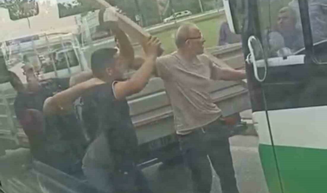 Bursa’da 2 sürücü kalaslarla birbirine girdi BURSA’DA ÇIKAN YOL TARTIŞMASINDA, İKİ SÜRÜCÜ BİRBİRLERİNE KALASLARLA SALDIRDI. O