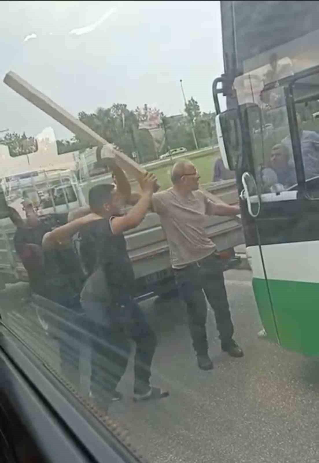 BURSA’DA ÇIKAN YOL TARTIŞMASINDA, İKİ SÜRÜCÜ BİRBİRLERİNE KALASLARLA SALDIRDI. O