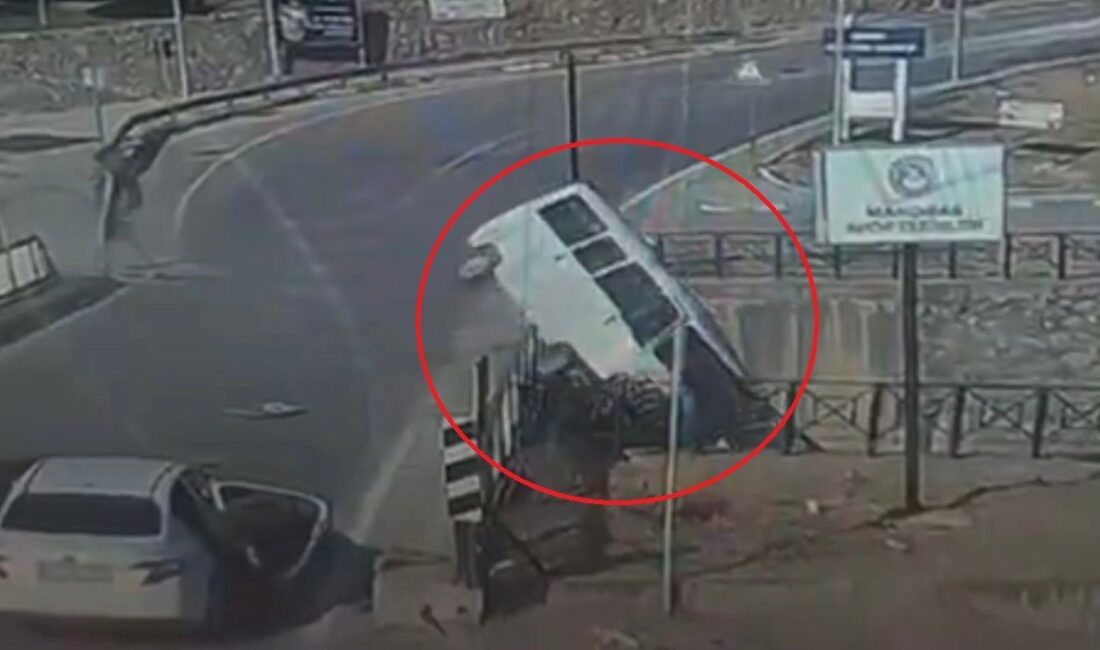 BURSA’NIN KESTEL İLÇESİNDE KONTROLDEN ÇIKIP DEREYE UÇAN MİNİBÜSÜN SON GÖRÜNTÜSÜ