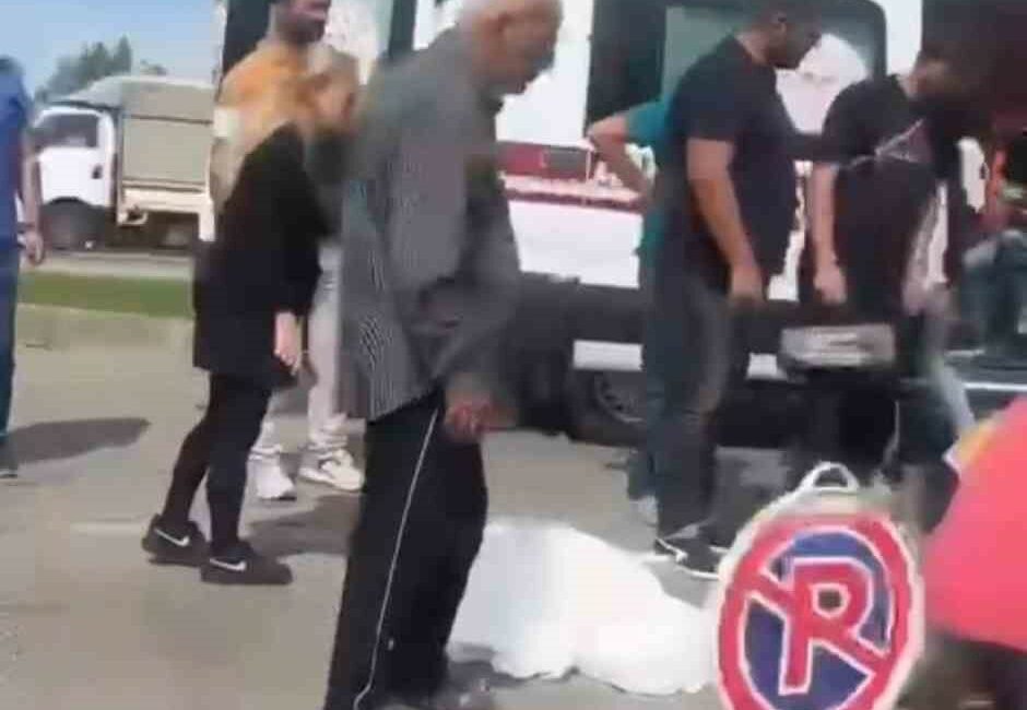 Yolun karşısına geçen yayaya otomobil çarptı BURSA'DA YOLUN KARŞISINA GEÇMEK İSTEYEN BİR VATANDAŞA OTOMOBİL ÇARPTI. AĞIR