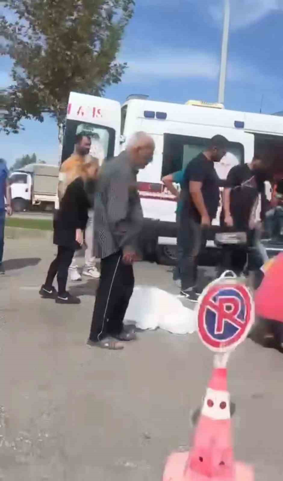 BURSA'DA YOLUN KARŞISINA GEÇMEK İSTEYEN BİR VATANDAŞA OTOMOBİL ÇARPTI. AĞIR