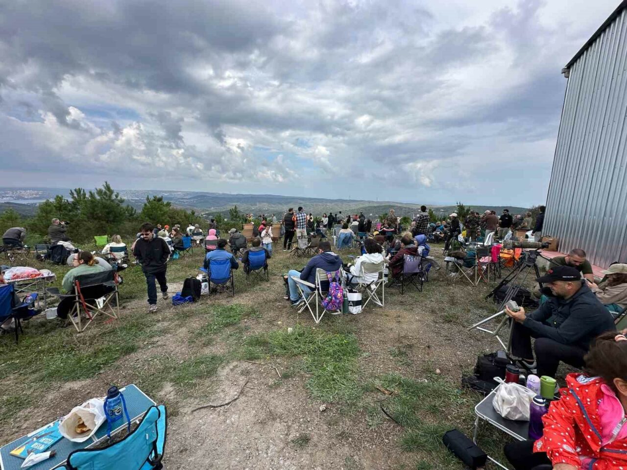 YÜZLERCE KİŞİ KUŞ GÖZLEM ETKİNLİĞİNDE BİR ARAYA GELDİ