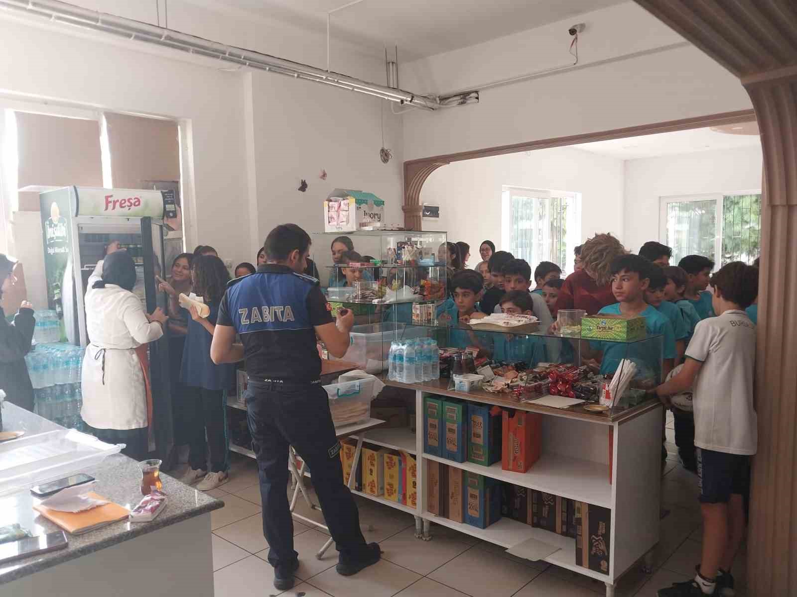 İNEGÖL BELEDİYESİ ZABITA MÜDÜRLÜĞÜ EKİPLERİ, OKULLARIN AÇILMASIYLA BİRLİKTE OKUL KANTİNLERİNİ