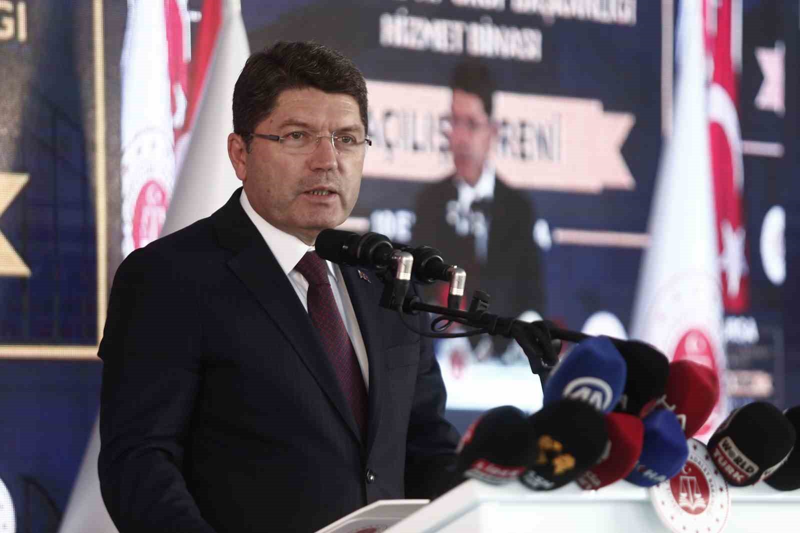 Adalet Bakanı Tunç: “Yargı personelimizi töhmet altında bırakan davranışlara müsaade etmeyiz” BURSA'DA YENİ ADLİ TIP KURUMUNUN AÇILIŞINA KATILAN ADALET BAKANI YILMAZ