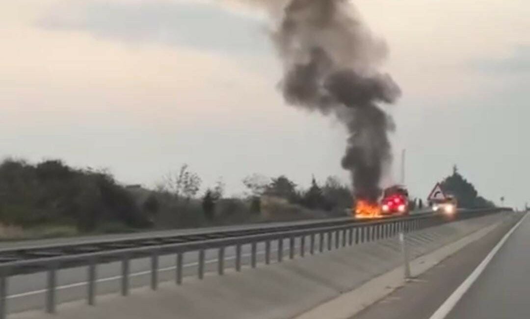 Arıza yapan araç alev alev yandı ARIZA YAPAN ARAÇ ALEV ALEV YANDI