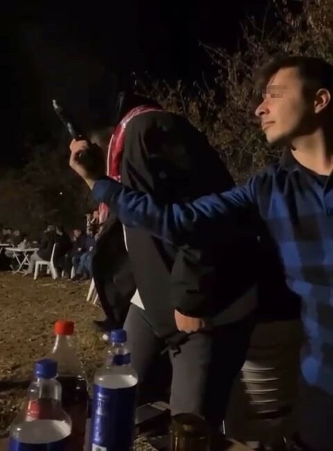 BURSA'DA ASKER EĞLENCESİNDE MAGANDALAR SİLAHLARI İLE HAVAYA DEFALARCA ATEŞ AÇTI.