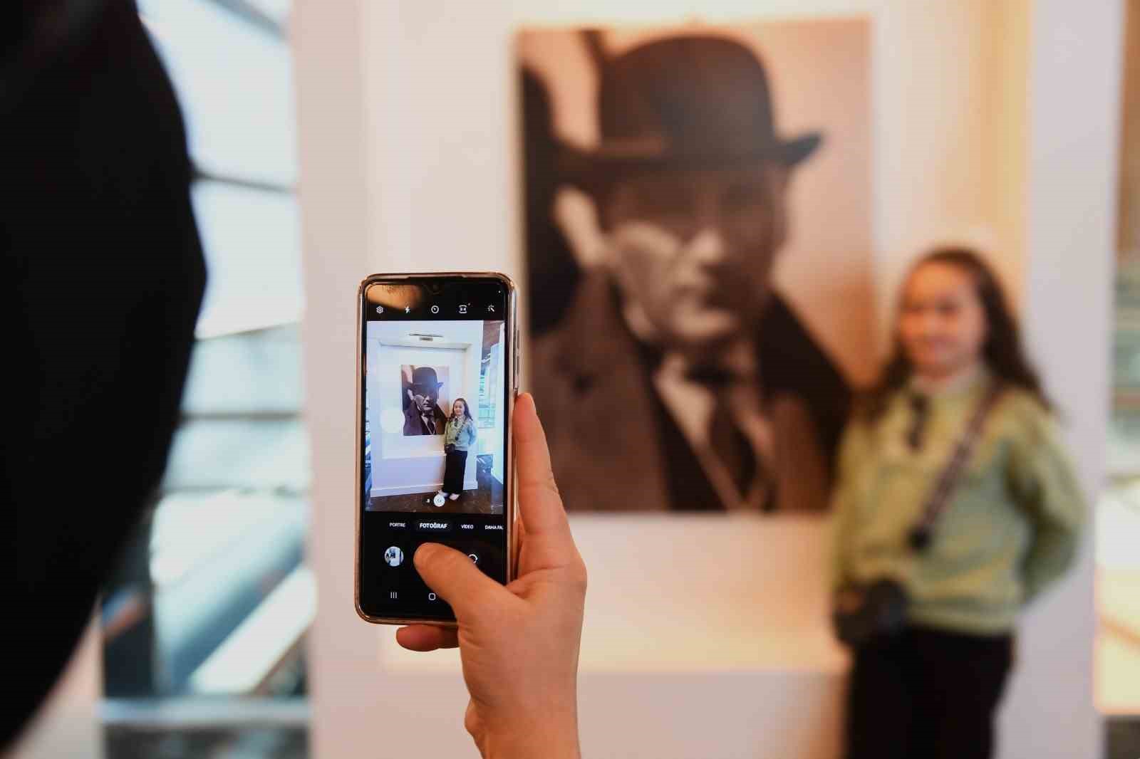 Atatürk’ün en özel fotoğrafları Osmangazi’de sergileniyor ATATÜRK’ÜN EN ÖZEL FOTOĞRAFLARI OSMANGAZİ’DE SERGİLENİYOR