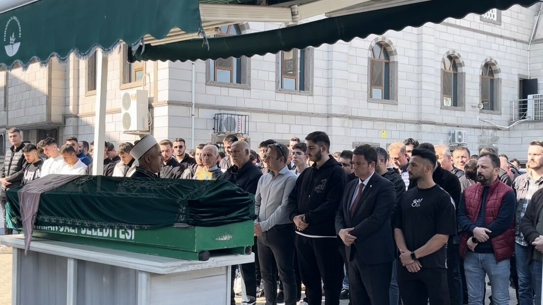 Ayrılma aşamasındaki eşi tarafından öldürülen diş doktoru toprağa verildi AYRILMA AŞAMASINDAKİ EŞİ TARAFINDAN ÖLDÜRÜLEN DİŞ DOKTORU TOPRAĞA VERİLDİ