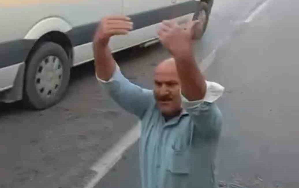 AZİMLİ ANNENİN ZAFERİ... ENGELLİ OĞLUNU BİNDİRMEK İÇİN OTOBÜSÜN ÖNÜNE YATTI