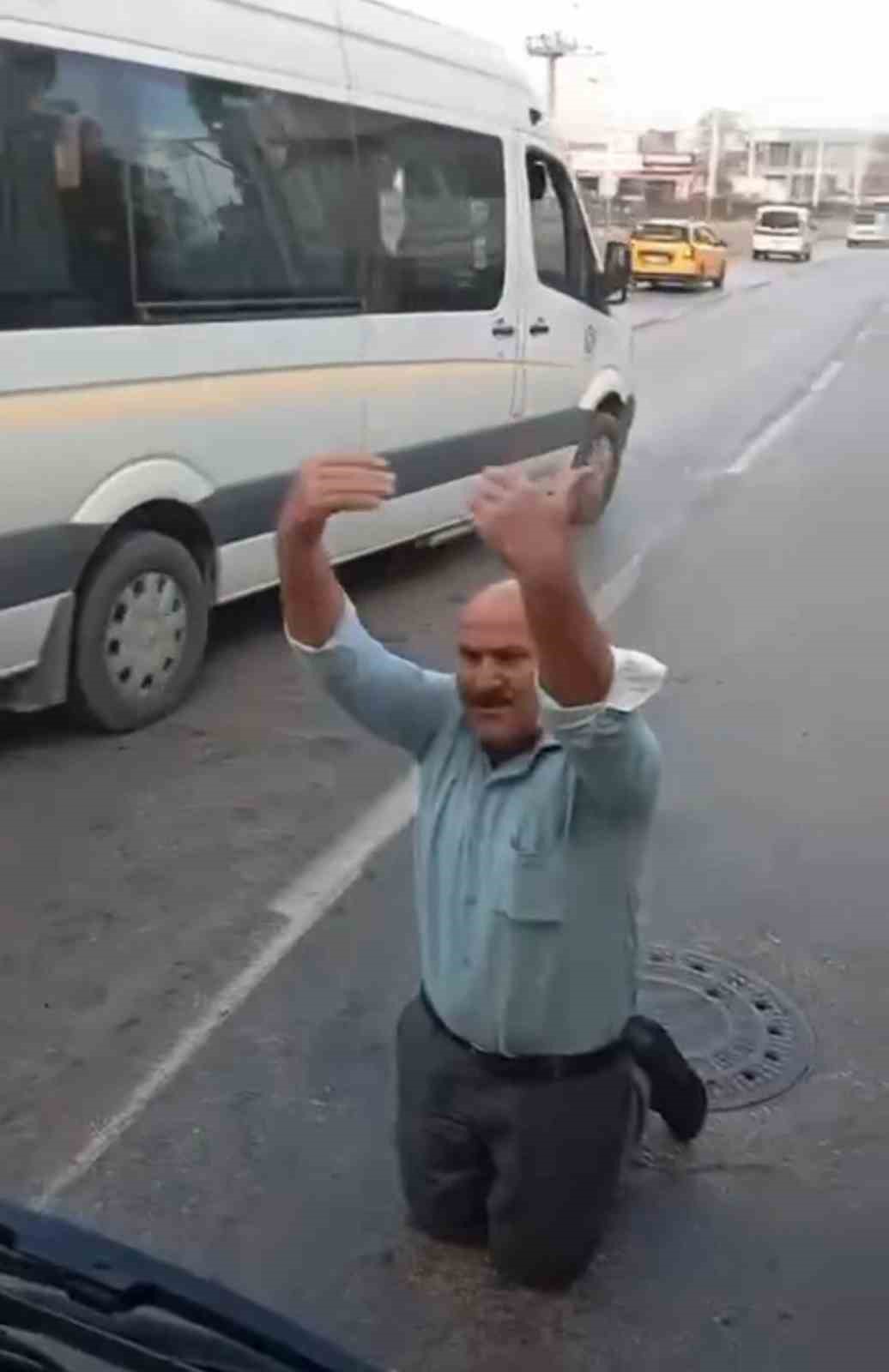 AZİMLİ ANNENİN ZAFERİ... ENGELLİ OĞLUNU BİNDİRMEK İÇİN OTOBÜSÜN ÖNÜNE YATTI