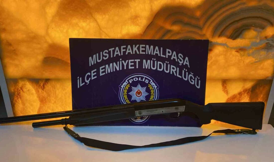 Babasının av tüfeğiyle ateş açıp sosyal medyada paylaştı, kısa sürede yakalandı BURSA'NIN MUSTAFAKEMALPAŞA İLÇESİNDE BABASINA AİT AV TÜFEĞİ İLE HAVAYA DEFALARCA
