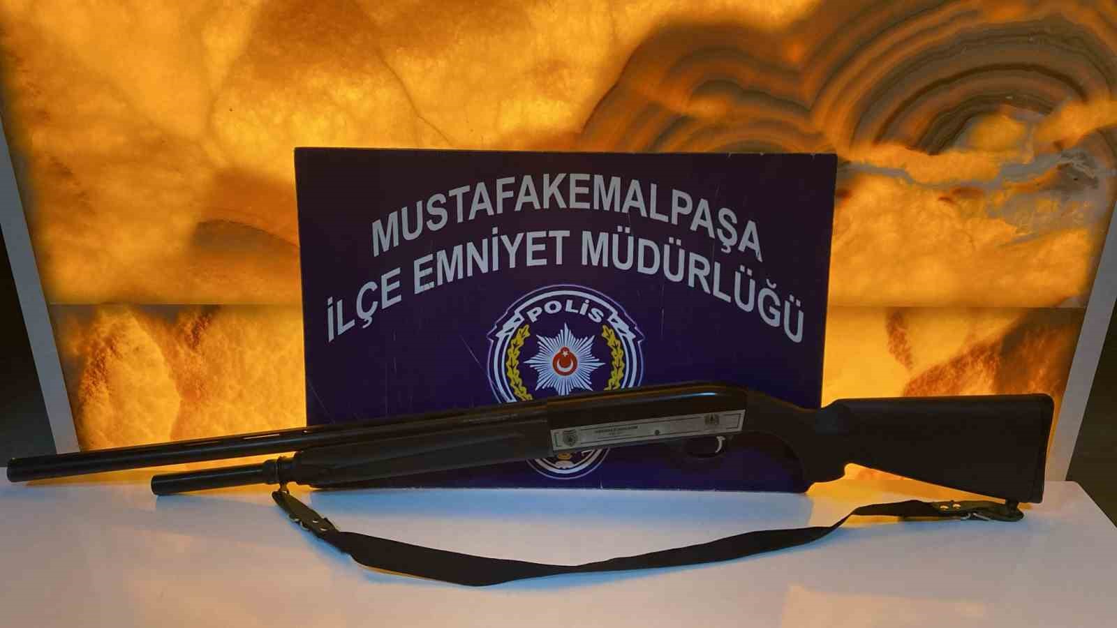 BURSA'NIN MUSTAFAKEMALPAŞA İLÇESİNDE BABASINA AİT AV TÜFEĞİ İLE HAVAYA DEFALARCA