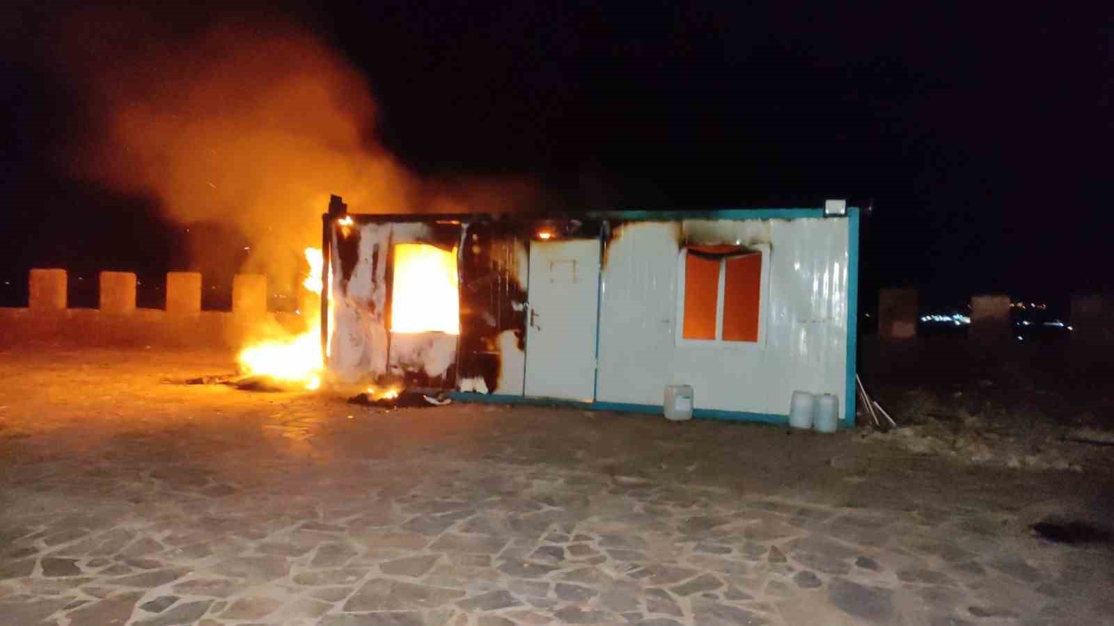 BURSA’NIN ORHANGAZİ İLÇESİNDE BİR TAHTA BARAKADA ÇIKAN YANGIN KORKUTTU. KÜLE