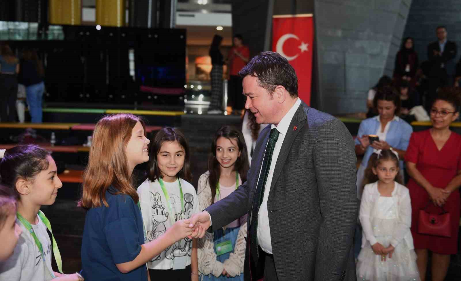 BAŞKAN AYDIN DÜNYA KIZ ÇOCUKLARI GÜNÜ’NÜ PASTA KESEREK KUTLADI