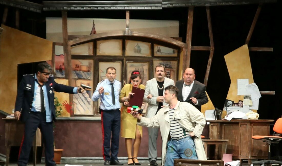 Bursa Şehir Tiyatrosu’ndan görkemli prömiyer BURSA BÜYÜKŞEHİR BELEDİYESİ ŞEHİR TİYATROSU, YENİ SANAT SEZONUNU ‘BİR ANARŞİSTİN