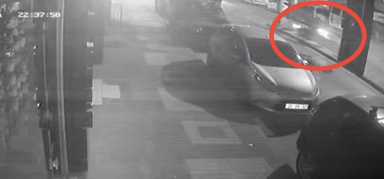 BİR KİŞİNİN ÖLDÜĞÜ, İKİ KİŞİNİN DE YARALANDIĞI KAZA GÜVENLİK KAMERASINA