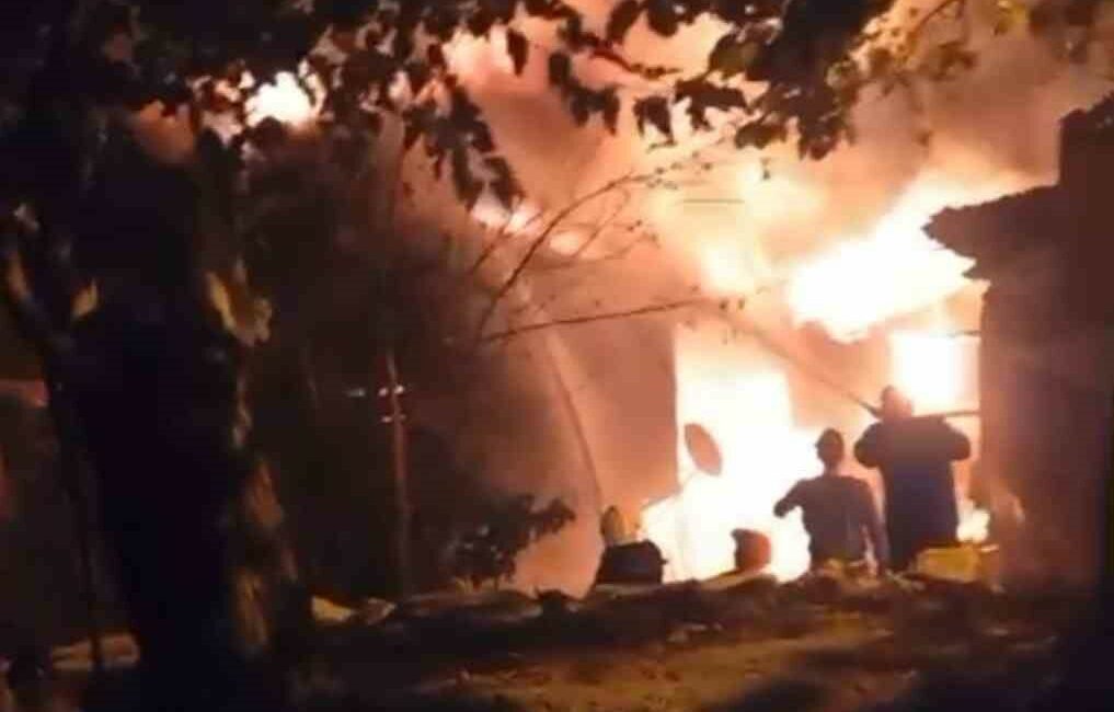 Bursa’da 3 ev alevlere teslim oldu BURSA'NIN ORHANELİ İLÇESİNDE MEYDANA GELEN YANGINDA, 3 EV KULLANILAMAZ HALE